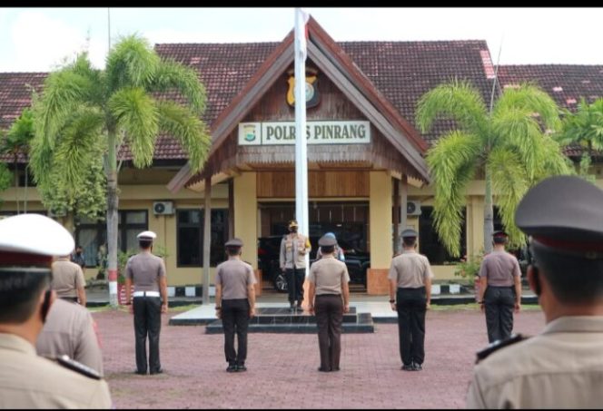 					Kapolres Pinrang AKBP Mia Arief Sugihartono pimpinan upacara kenaikan pangkat di halaman Mapolres. (Istimewa). 