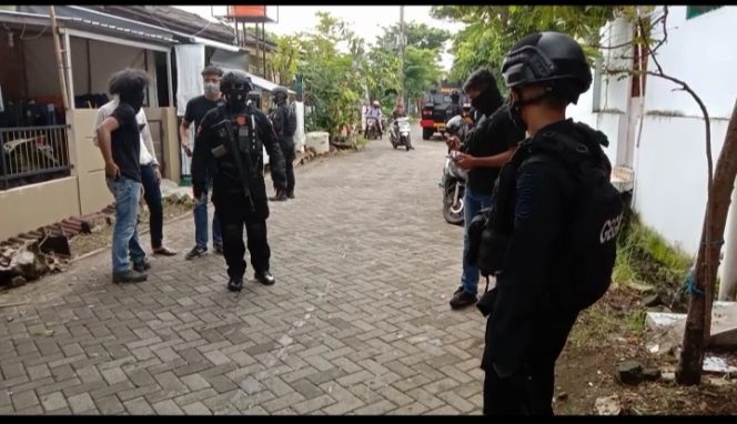 					Densus 88 Antiteror menembak mati dua terduga teroris di Villa Mutiara Cluster Biru Jalan Boulevard Kelurahan Bulurokeng Biringkanaya Kota Makassar. 