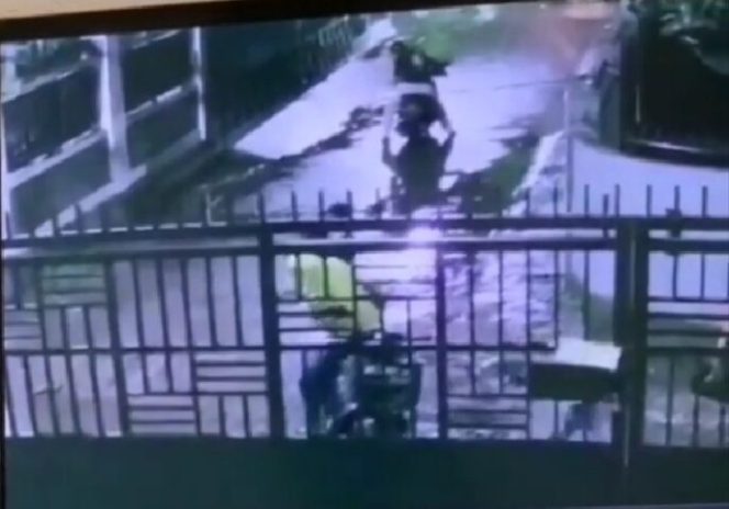 					Pelaku membegal seorang IRT di Makassar terekam CCTV. (Foto: Screenshot CCTV)