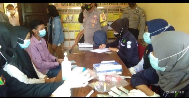 					DVA Polda Sulsel Ambil Sample DNA Keluarga Korban Pesawat Sriwijaya Air di Kabupaten Pinrang