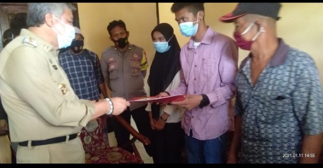 					Bupati Pinrang Andi Irwan Hamid mengunjungi dan menyaksikan langsung pengambilan sampel DNA keluarga Rusni korban jatuhnya pesawat Sriwijaya Air SJ182. 