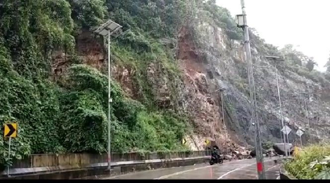 					Longsor di jalan Trans Sulawesi Maros. (Istimewa). 