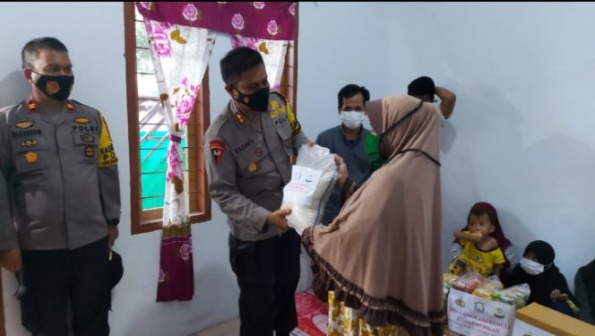 					Kapolres Gowa AKBP Budi Susanto mengunjungi dan beri bantuan kepada pengungsi korban gempa Sulbar yang ada di Gowa. (Istimewa). 