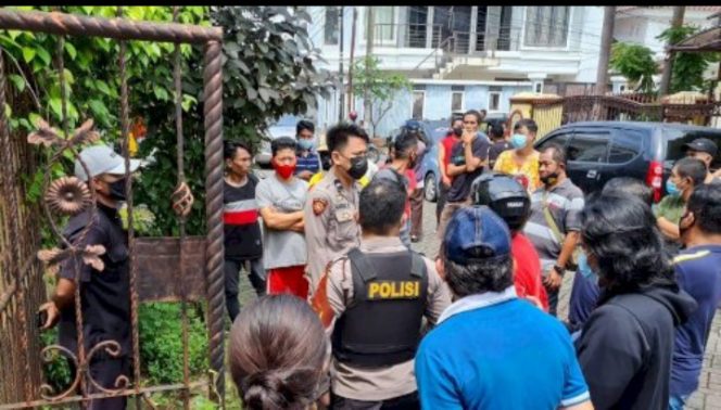 					Polisi lakukan olah TKP penemuan mayat lansia di perumahan elite, Lili Blok B, Jl Boulevard, Kecamatan Panakukkang, Makasssar. (Istimewa). 