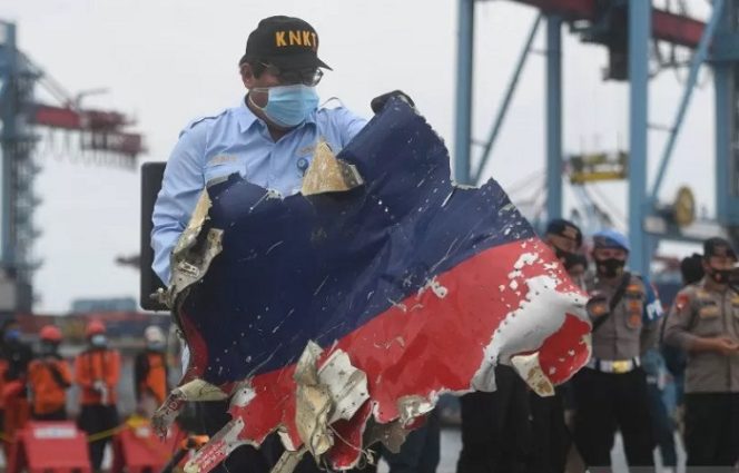 					Petugas menata serpihan pesawat Sriwijaya Air SJ 182 rute Jakarta - Pontianak yang jatuh di perairan Pulau Seribu, di Dermaga JICT, Jakarta, Senin (11/1/2021). Serpihan-serpihan tersebut nantinya akan diperiksa oleh Komisi Nasional Keselamatan Transportasi (KNKT) untuk mencari penyebab jatuhnya pesawat. ANTARA FOTO/Akbar Nugroho Gumay/rwa/pri.