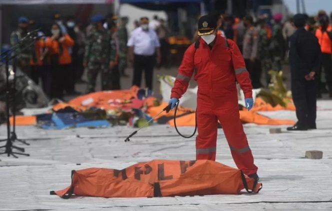 					Petugas menyemprotkan disinfektan ke kantung jenazah korban pesawat Sriwijaya Air PK-CLC nomor penerbangan SJ 182 yang jatuh di perairan Pulau Seribu, di Dermaga JICT, Jakarta, Selasa (12/1/2021). ANTARA FOTO/Akbar Nugroho Gumay/rwa