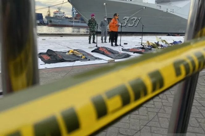 					Direktur Operasi Badan SAR Nasional (Basarnas) Rasman MS (tengah) dalam konferensi pers di Dermaga JICT II Tanjung Priok Jakarta, Selasa (12/01/2021). (ANTARA/Prisca Triferna)