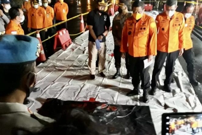 					Kabasarnas Marsdya Bagus Puruhito menerima serpihan-serpihan pesawat yang diduga kuat berasal dari Sriwijaya Air SJ 182 di Posko SAR Terpadu Jakarta International Container Terminal (JICT) 2 Tanjung Priok, Jakarta, Minggu (10/1/2020). (ANTARA/HO-Basarnas)