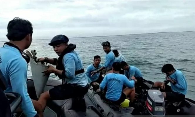 					Tim SAR bekerja sama mengevakuasi serpihan pesawat dan potongan tubuh manusia yang diduga berasal dari pesawat Sriwijaya Air SJ 182 yang hilang di perairan Kepulauan Seribu (Foto ANTARA/ Ricky Prayoga)