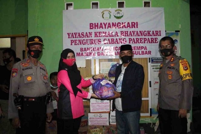 					Ketua Bhayangkari Cabang Parepare, Rina Welly Abdillah, didampingi Pembina Bhayangkari Cabang Parepare yang juga Kapolres Parepare AKBP Welly Abdillah, menyerahkan langsung bantuan logistik untuk korban bencana alam gempa bumi di Posko Kecamatan Malunda, Kabupaten Majene, Sulbar, Minggu (24/1/2021).