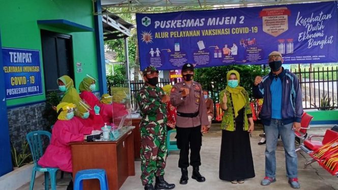 					Pelaksanaan vaksinasi Covid-19 di Puskesmas Mijen 2, Kecamatan Mijen, Kabupaten Demak, Rabu (28/1/2021).
