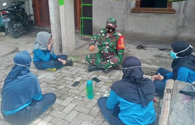 					Seorang Babinsa Kodim 0716/Demak saat melakukan sosialisasi pentingnya protokol kesehatan kepada warga di Demak, Jawa Tengah. ()