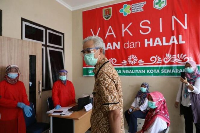 					Gubernur Ganjar Pranowo melihat proses vaksinasi untuk tenaga kesehatan di sejumlah Puskesmas di Kota Semarang, Rabu (20/1/2021). (net)
