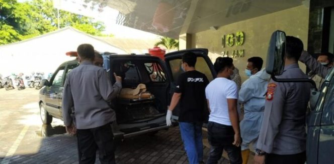 					Petugas kepolisian mengevakuasi mayat tahanan yang tewas di dalam sel di Polsek Wajo. (Dok.Istimewa). 