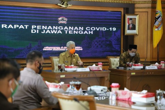 					Gubernur Jateng Ganjar Pranowo memimpin rapat evaluasi penanganan Covid di ruang rapat kantornya di Kota Semarang, Rabu (6/1/2021). ()