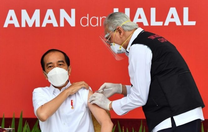 					Presiden Joko Widodo (kiri) disuntik dosis pertama vaksin COVID-19 produksi Sinovac oleh vaksinator Wakil Ketua Dokter Kepresidenan Prof Abdul Mutalib (kanan) di beranda Istana Merdeka, Jakarta, Rabu (13/1/2021). Penyuntikan perdana vaksin COVID-19 ke Presiden Joko Widodo tersebut menandai dimulainya program vaksinasi di Indonesia. ANTARA FOTO/HO/Setpres-Agus Suparto/wpa/hp.
