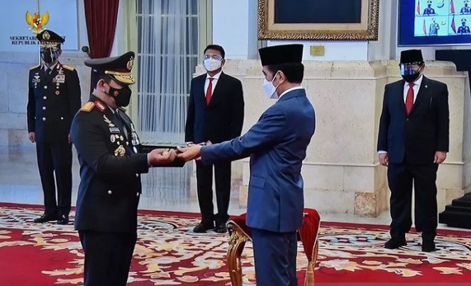 					Presiden Joko Widodo saat melantik Komisaris Jenderal Polisi Listyo Sigit Prabowo sebagai Kepala Kepolisian Republik Indonesia yang menggantikan Jenderal Polisi Idham Azis, di Istana Negara Jakarta, Rabu (27/1/21) pagi, dengan menerapkan protokol kesehatan yang ketat. ANTARA/Twitter @setkabgoid/pri.