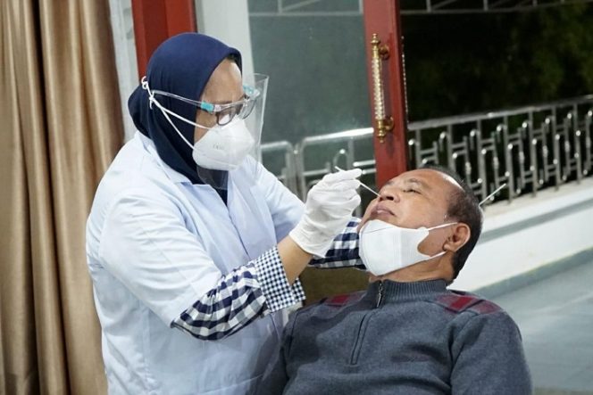 					Basmin Mattayang dan Seluruh Eselon II Pemkab Luwu Swab Antigen, Ini Hasilnya