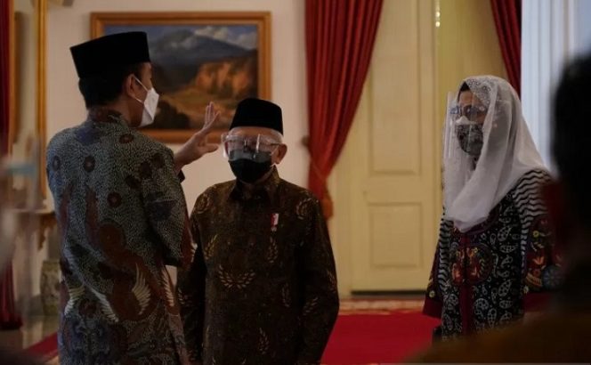 					Presiden Joko Widodo bersama Wakil Presiden Ma'ruf Amin dan Menteri Keuangan Sri Mulyani Indrawati usai meluncurkan Gerakan Nasional Wakaf Uang (GNWU) di Istana Negara Jakarta, Senin (25/1/2021). ANTARA/HO-KIP Setwapres/aa.