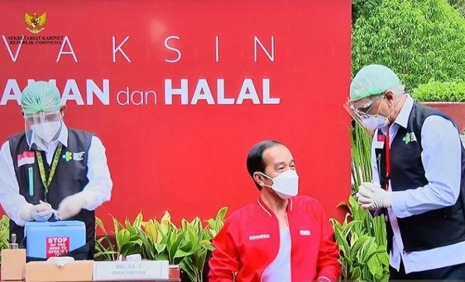 					Presiden Joko Widodo menerima suntikan vaksin COVID-19 untuk dosis kedua, hari ini, Rabu (27/1/2021) pagi, di halaman tengah Istana Kepresidenan, Jakarta. ANTARA/Twitter @setkabgoid/pri.