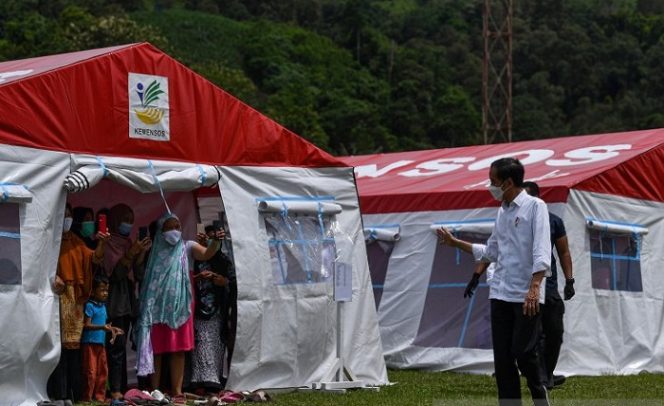 					Presiden Joko Widodo (kanan) menyapa pengungsi gempa bumi di Stadion Manakarra, Mamuju, Sulawesi Barat, Selasa (19/1/2021). Presiden Joko Widodo meninjau penanganan pascabencana gempa bumi magnitudo 6,2 yang terjadi di daerah tersebut. ANTARA FOTO/Sigid Kurniawan/rwa.