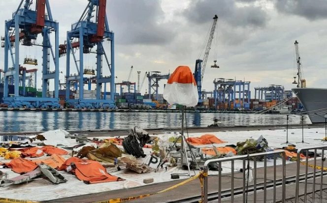 					Serpihan pesawat Sriwijaya Air SJ 182 yang ditemukan SAR dikumpulkan di Posko SAR Terpadu Jakarta International Container Terminal (JICT) 2 Tanjung Priok, Kamis (14/1/2021) (ANTARA/Laily Rahmawaty)