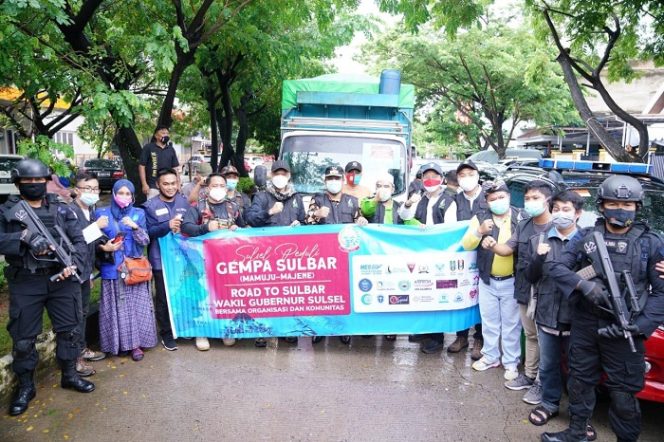 					Wagub Sulsel Andi Sudirman melepas bantuan untuk korban gempa Sulbar. (Dok.)