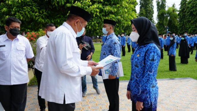 					Bupati AM Sukri Sappewali  menyerahkan Surat Keputusan (SK) Bupati terkait pengangkatan CPNS kepada para peserta seleksi Calon Pegawai Negeri Sipil Formasi Tahun 2019 