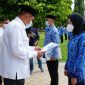 Bupati AM Sukri Sappewali menyerahkan Surat Keputusan (SK) Bupati terkait pengangkatan CPNS kepada para peserta seleksi Calon Pegawai Negeri Sipil Formasi Tahun 2019