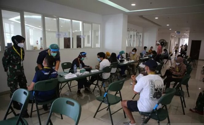 					Sejumlah calon penerima vaksin dicek kesiapannya sebelum mengikuti vaksinasi COVID-19 di Rumah Sakit Darurat (RSD) Wisma Atlet Kemayoran, Jakarta, Jumat (22/1/2021). Sebanyak 2.630 tenaga kesehatan di RSD Wisma Atlet Kemayoran menjalani vaksinasi COVID-19 secara bertahap dan ditargetkan selesai pada dua hingga tiga pekan ke depan. ANTARA FOTO/Fauzan/aww.