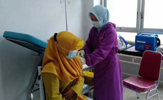 					Vaksinasi tenaga kesehatan di Wonogiri hingga 27 Januari 2021 sudah mencapai 1.889 orang. ()