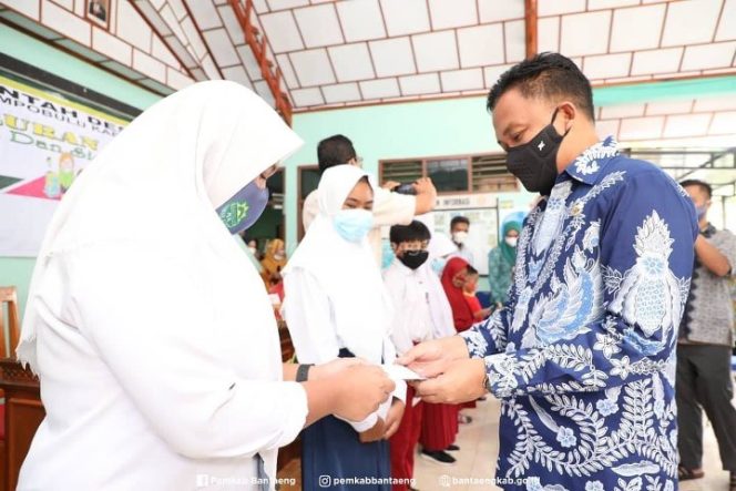 					Serahkan Beasiswa Pelajar, Bupati Bantaeng: Pembangunan SDM Seutuhnya