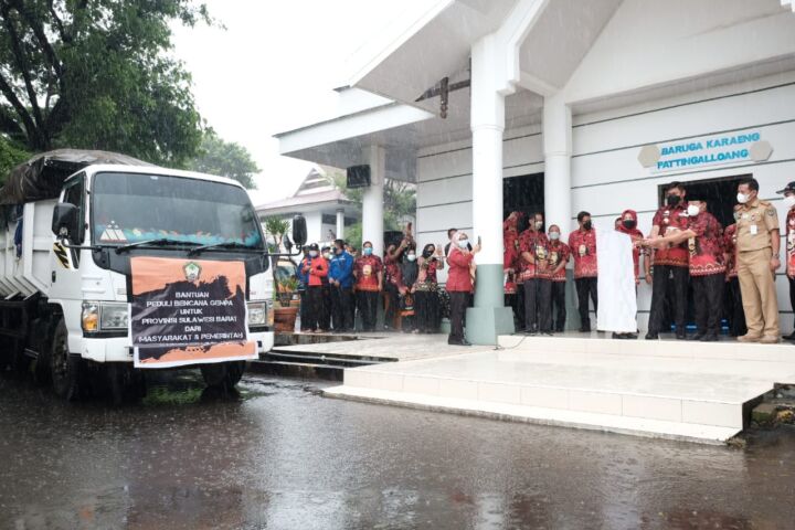 Pelepasan pengiriman bantuan kemanusiaan untuk korban gempa Majene dan Mamuju, Provinsi Sulawesi Barat di Halaman Kantor Bupati Gowa. (Foto: berita.news/Putri).