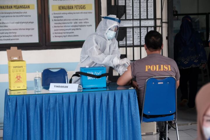 Puskesmas Pallangga mulai melakukan simulasi pelaksanaan vaksin di Halaman Puskesmas Pallangga. (Foto: berita.news/Putri).