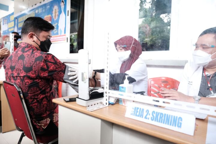 Bupati Gowa, Adnan Purichta Ichsan saat menjalani Screening sebelum vaksinasi. (Foto: berita.news/Putri).