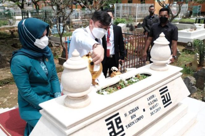 					Usai Dilantik, Adnan-Kio Ziarah ke Makam Ichsan Yasin Limpo