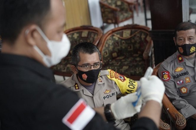 					Kapolres Parepare saat pelaksanaan pemeriksaan urine secara berkala kepada seluruh jajaran Polres Parepare, Kamis (25/2/2021).