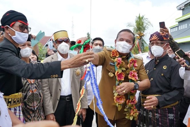 					Bupati Luwu Apresiasi Sinergitas Pemdes dan Masyarakat Bangun Gapura Desa Rante Damai