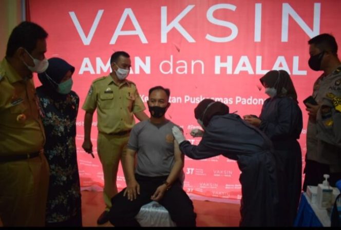 					Kapolres Barru AKBP Liliek Tribhawono Iryanto, jadi orang pertama yang disuntik vaksin Covid-19 Sinovac di Kabupaten Barru. (Istimewa). 