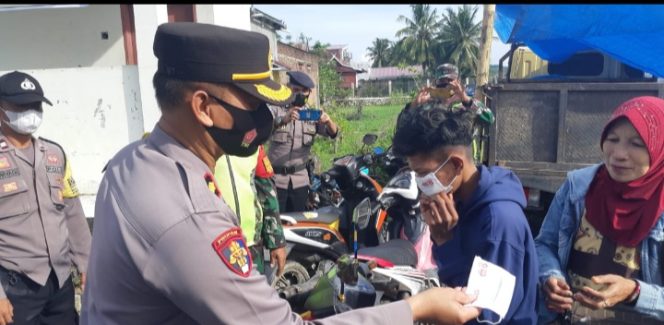 					Polres Barru bersama Forkopimda Barru Gelar Operasi Yustisi dan Bagi-bagi Masker ke Warga. (Istimewa) 