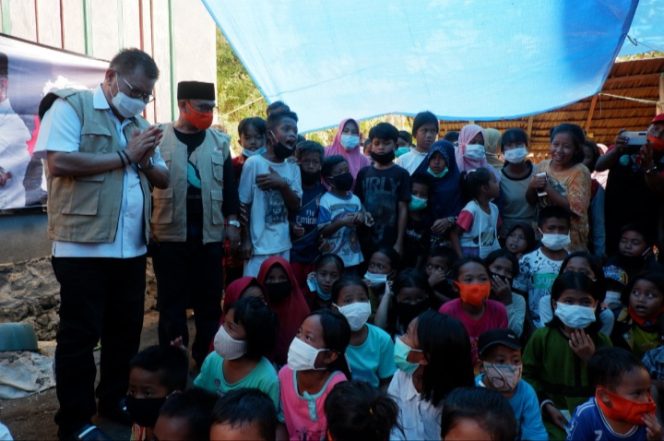 					Rektor UNM Prof Husain Syam Salurkan Bantuan untuk Korban Gempa di Sulbar. (Istimewa). 