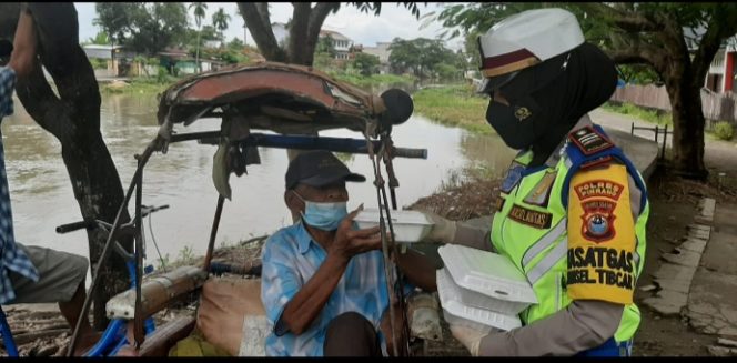					Satlantas Polres Pinrang Berbagi Sedekah di Hari Jumat. (Istimewa). 