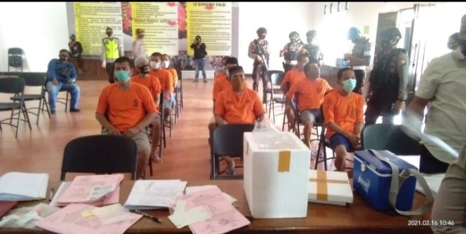 					Puluhan Tahanan di Mapolres Pinrang Jalani Swab Antigen. 