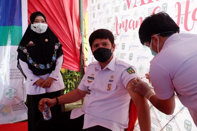 					Sekretaris BKPSDM Kabupaten Luwu Andi Muhammad Ahkam Basmin menjalani vaksinasi Covid-19 di Puskesmas Belopa, Kabupaten Luwu, Kamis (4/2/2021).