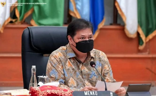 					Menko Perekonomian Airlangga Hartarto memimpin Rapat Koordinasi Penerapan Pemberlakuan Pembatasan Kegiatan Masyarakat (PPKM) Mikro bersama perwakilan dari 123 kabupaten/kota seluruh Indonesia di Jakarta, Selasa (16/2/2021). ANTARA/HO-Kemenko Perekonomian/pri.