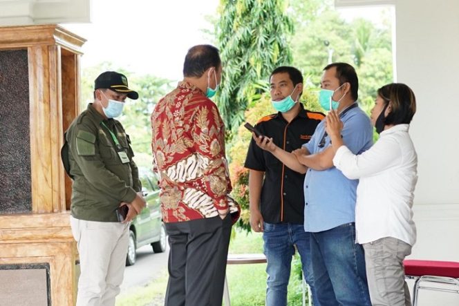 					Bupati Luwu Basmin Mattayang saat menerima wawancara dari media. ()