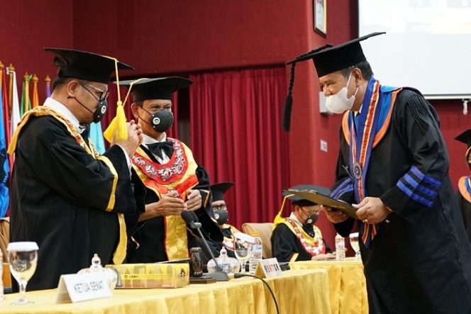					Basmin Mattayang Wisuda Program Doktor, Raih IPK Tertinggi