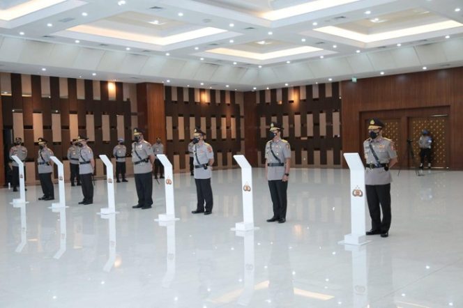 					Jabat Kabaintelkam Polri, Paulus Waterpauw Jadi Jenderal Bintang Tiga