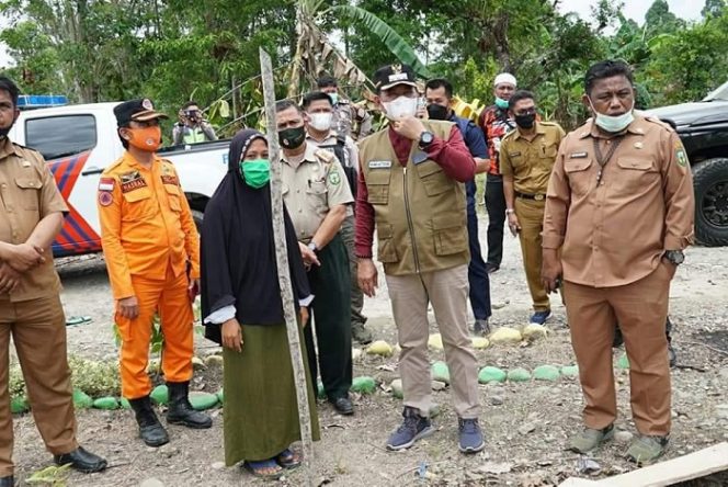 					Korban Puting Beliung Dapat Bantuan, Bupati Luwu: Jangan ki Khawatir