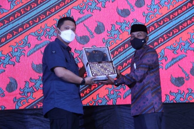 					Andi Mudzakkar Beri Batik Sawerigading ke Ketua KNPI Sulsel